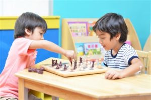 dos niños jugando ajedrez