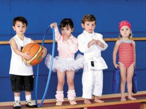 niños posando con ropa diferentes deportes