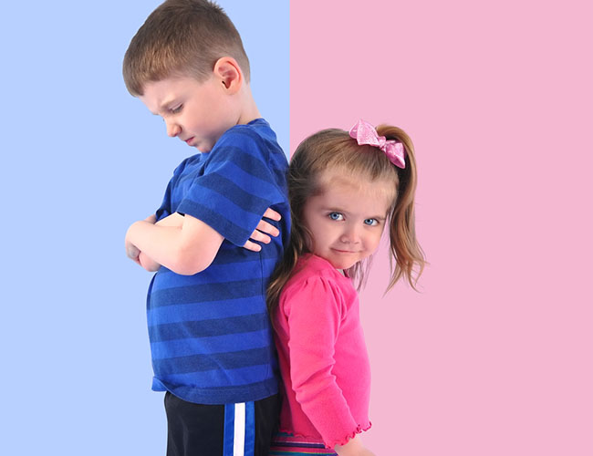niña de rosa y niño de azul