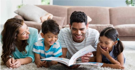 familia leyendo libro